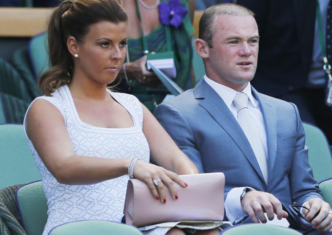 L'attaccante del Manchester United Wayne Rooney con la moglie Coleen. Reuters